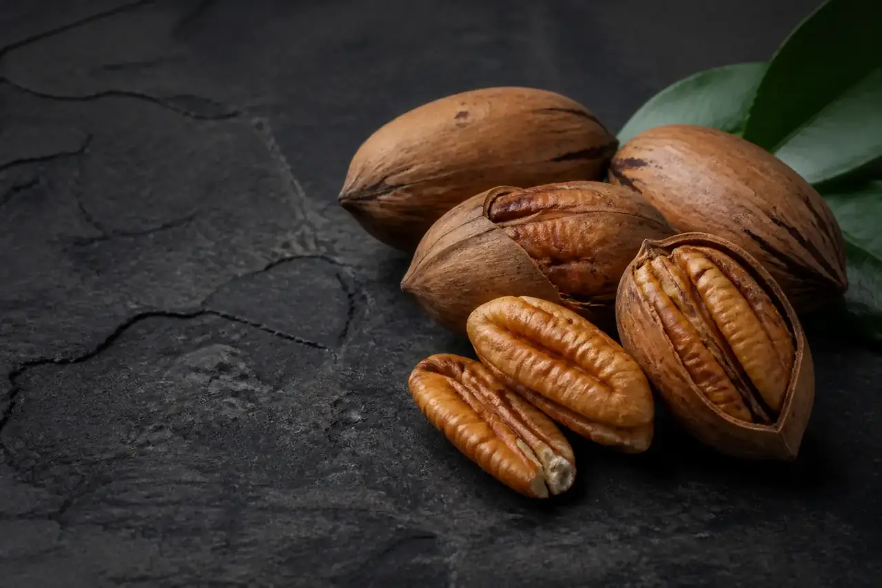 Pecanos sobre una superficie oscura